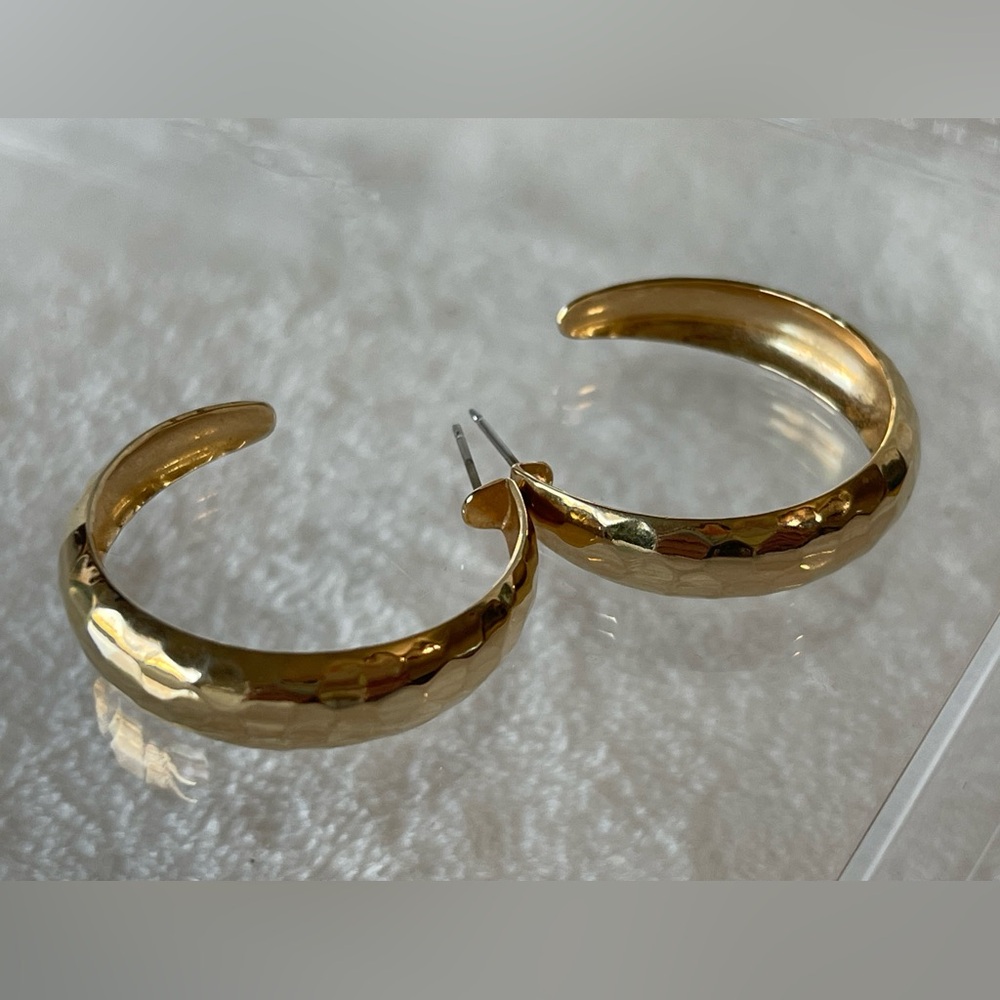 Vintage gold tone, hammered hoop earrings 80’s elegant - Picture 5 of 10